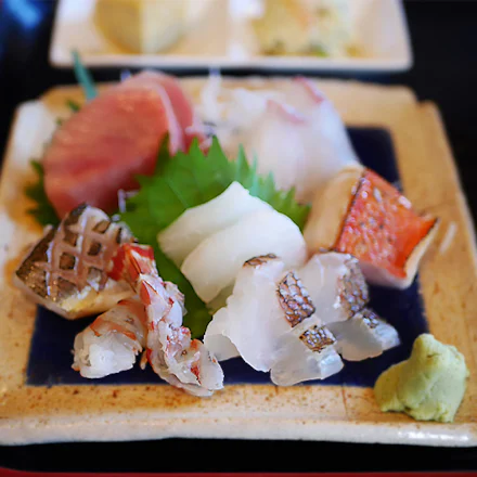 【横須賀・鴨居】7種盛りが豪華すぎる!漁師直送の地魚で味わう「お刺身定食」|海鮮料理 鴨鶴